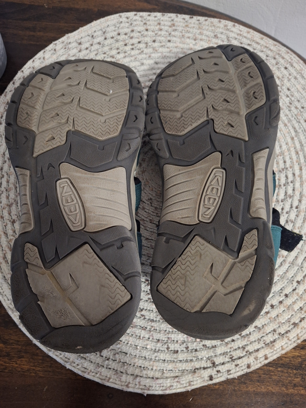 Kid's Keen Green Outdoor Sandals Size 6. - Picture 8 of 9